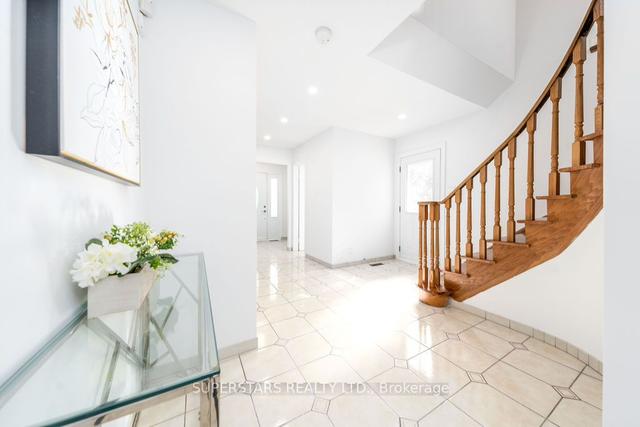 10 Simsbury Crt, House detached with 4 bedrooms, 4 bathrooms and 6 parking in Markham ON | Image 15