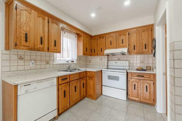 34 Waxham Rd, House detached with 3 bedrooms, 2 bathrooms and 4 parking in Toronto ON | Image 38