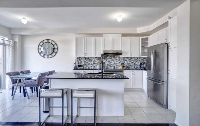 124 Living Cres, House attached with 3 bedrooms, 4 bathrooms and 2 parking in Markham ON | Image 5