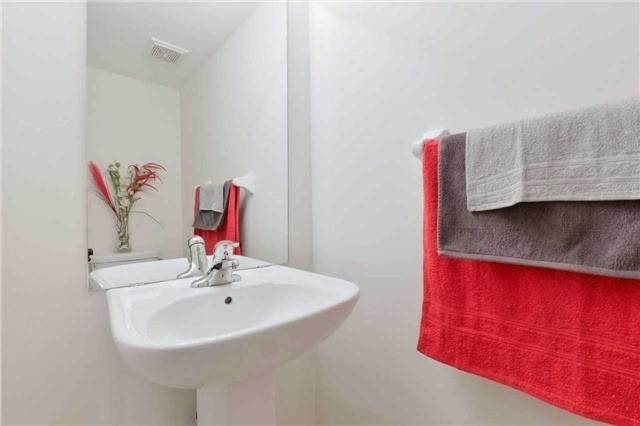 8 Hobart Gdns, House attached with 3 bedrooms, 3 bathrooms and 1 parking in Brampton ON | Image 4