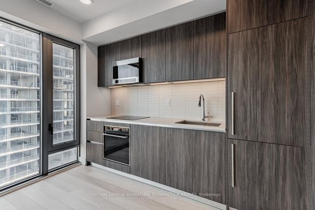 1607 - 8 Cumberland St, Condo with 1 bedrooms, 1 bathrooms and 0 parking in Toronto ON | Image 3