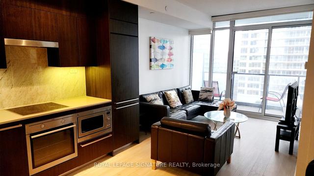 1001 - 70 Queens Wharf Rd, Condo with 1 bedrooms, 1 bathrooms and 0 parking in Toronto ON | Image 2