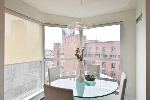 1802 - 8 Park Rd, Condo with 2 bedrooms, 2 bathrooms and 1 parking in Toronto ON | Image 3