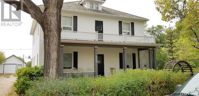 324 Main Street, House detached with 7 bedrooms, 2 bathrooms and null parking in Lafleche SK | Image 1