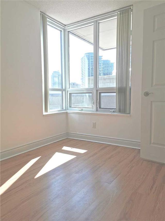326 - 25 Greenview Ave, Condo with 3 bedrooms, 2 bathrooms and 1 parking in Toronto ON | Image 2