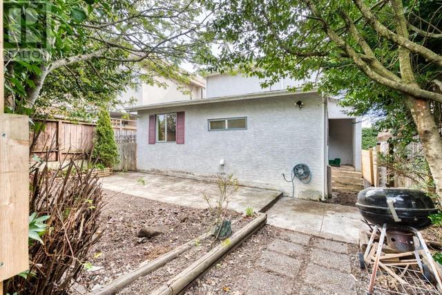 1332 Lyall St, House detached with 2 bedrooms, 1 bathrooms and 2 parking in Esquimalt BC | Image 18