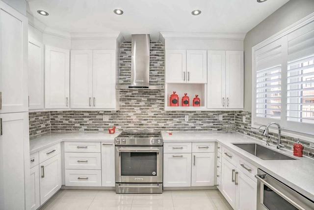 144 Algoma Dr, House detached with 4 bedrooms, 5 bathrooms and 6 parking in Vaughan ON | Image 3