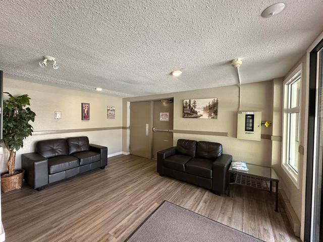 201 - 880 Wordsworth Avenue, Condo with 1 bedrooms, 1 bathrooms and 1 parking in Warfield BC | Image 3