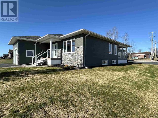 503 Twelfth Ave N, House detached with 3 bedrooms, 2 bathrooms and null parking in Cochrane ON | Image 3