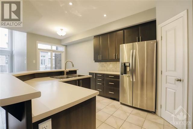 210 Cooks Mill Crescent, Townhouse with 3 bedrooms, 3 bathrooms and 2 parking in Ottawa ON | Image 7
