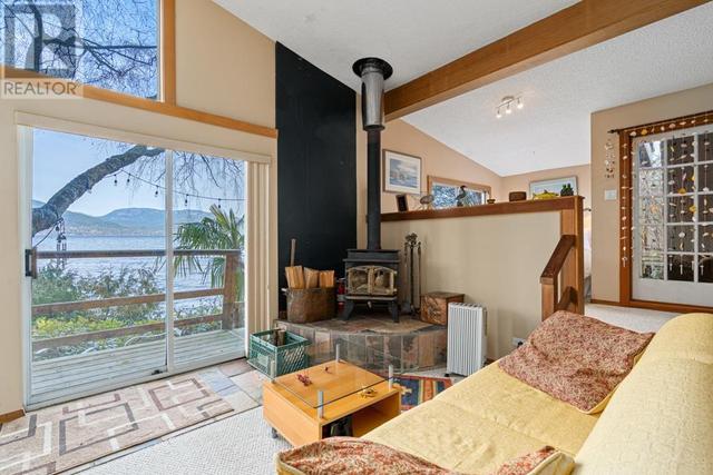 47 Brunswick Beach Road, House detached with 2 bedrooms, 2 bathrooms and 4 parking in Lions Bay BC | Image 10