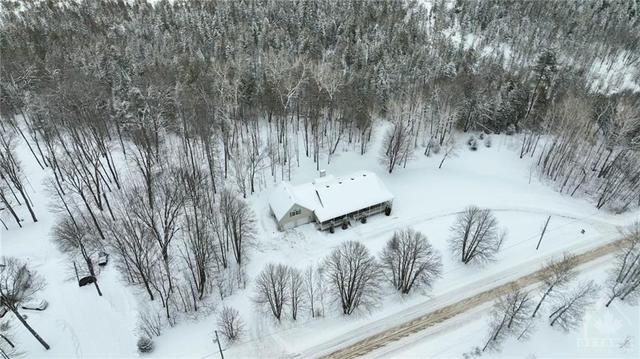 698 Barryvale Road, House detached with 3 bedrooms, 3 bathrooms and 12 parking in Greater Madawaska ON | Image 2