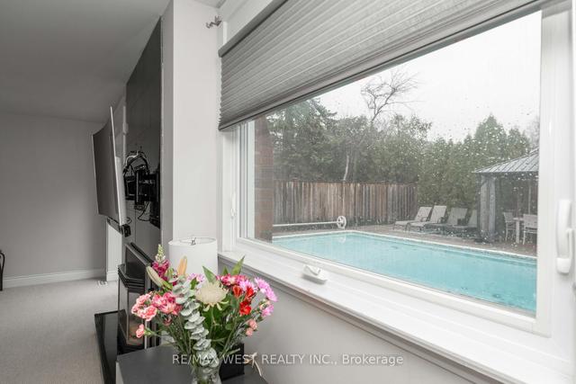 111 Poynter Dr, House detached with 4 bedrooms, 2 bathrooms and 6 parking in Toronto ON | Image 17