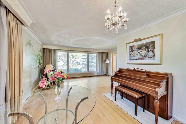 80 Decarie Circ, House detached with 3 bedrooms, 2 bathrooms and 4 parking in Toronto ON | Image 17