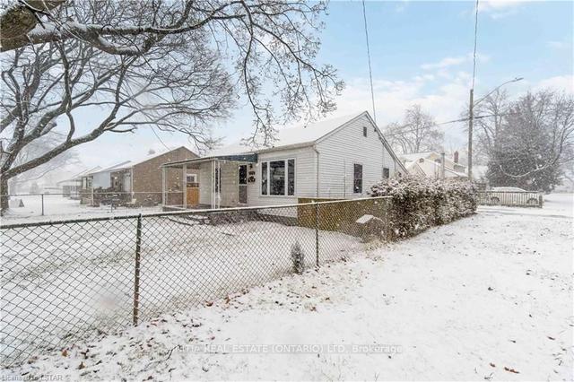 549 Cromwell St, House detached with 2 bedrooms, 1 bathrooms and 3 parking in Sarnia ON | Image 13