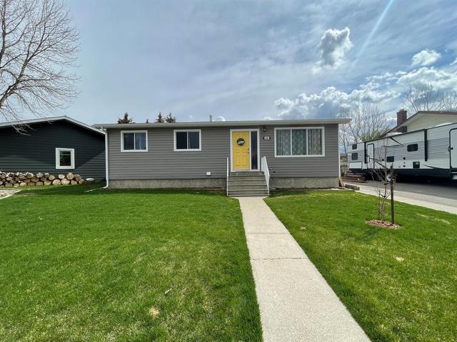 460 4 Avenue E, House detached with 5 bedrooms, 2 bathrooms and 4 parking in Cardston AB | Image 1