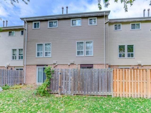 107 - 107 Enderby Cres, Condo with 3 bedrooms, 2 bathrooms and 2 parking in Brampton ON | Image 3