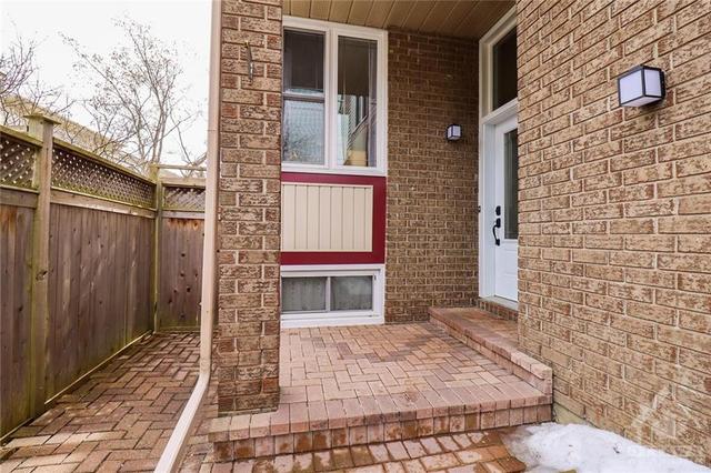 137 Huntersfield Drive, House detached with 3 bedrooms, 3 bathrooms and 3 parking in Ottawa ON | Image 3