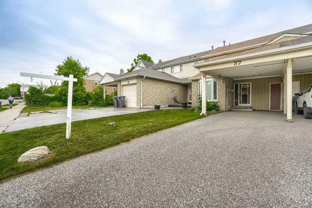 37 Primrose Cres, House attached with 3 bedrooms, 2 bathrooms and 3 parking in Brampton ON | Image 12
