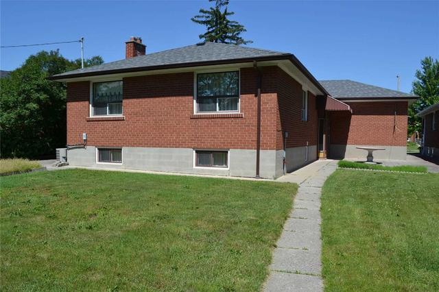 12 Newell Crt, House detached with 3 bedrooms, 2 bathrooms and 6 parking in Toronto ON | Image 2