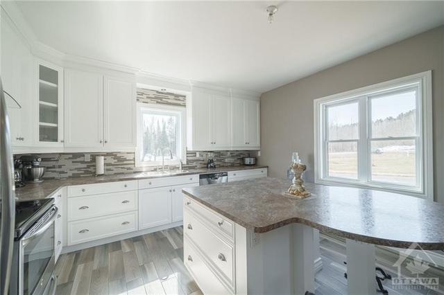245 Concession 7 Road, House detached with 2 bedrooms, 3 bathrooms and 20 parking in Alfred and Plantagenet ON | Image 7