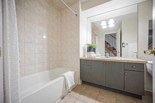180 Mccaul St, House attached with 3 bedrooms, 2 bathrooms and 1 parking in Toronto ON | Image 18