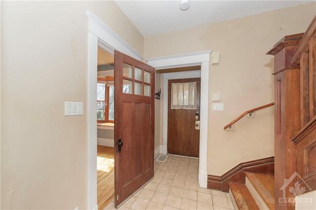 385 Templeton Street, House detached with 4 bedrooms, 2 bathrooms and 1 parking in Ottawa ON | Image 3