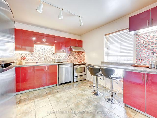 25 Moffatt Crt, House detached with 3 bedrooms, 2 bathrooms and 4 parking in Toronto ON | Image 3