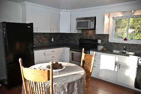 1024 Fieldale Rd, House detached with 2 bedrooms, 1 bathrooms and 5 parking in Lake of Bays ON | Image 2