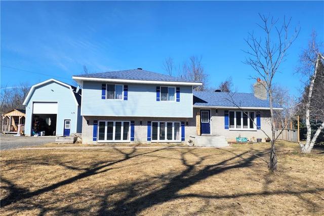 17021 County Rd 36 Post Road, House detached with 3 bedrooms, 2 bathrooms and 10 parking in South Stormont ON | Image 1