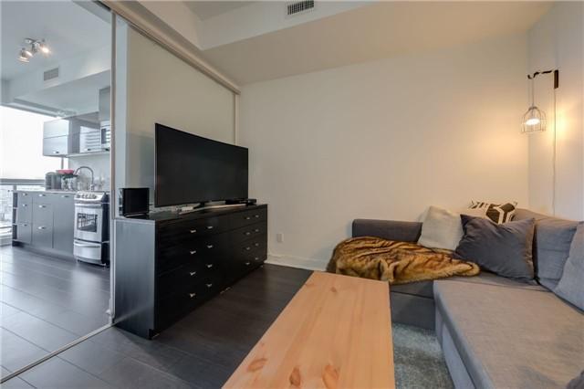 1701 - 290 Adelaide St W, Condo with 2 bedrooms, 1 bathrooms and 1 parking in Toronto ON | Image 12