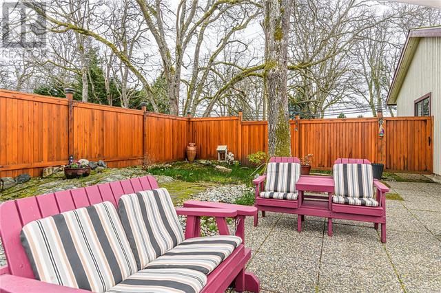 1526 Mt. Douglas Cross Rd, House detached with 2 bedrooms, 2 bathrooms and 2 parking in Saanich BC | Image 37