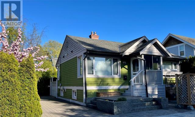 875 Phoenix St, House detached with 4 bedrooms, 3 bathrooms and 3 parking in Esquimalt BC | Image 1
