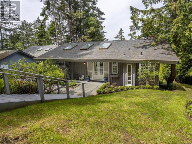 496 Lands End Rd, House detached with 3 bedrooms, 3 bathrooms and 4 parking in North Saanich BC | Card Image