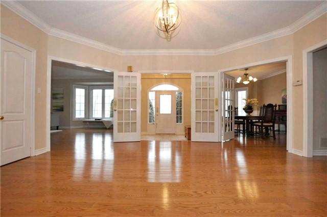 856 Damascus Crt, House detached with 5 bedrooms, 4 bathrooms and 6 parking in Newmarket ON | Image 2