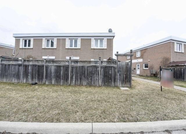 11 Townhouse Cres, Townhouse with 3 bedrooms, 2 bathrooms and 2 parking in Brampton ON | Image 20