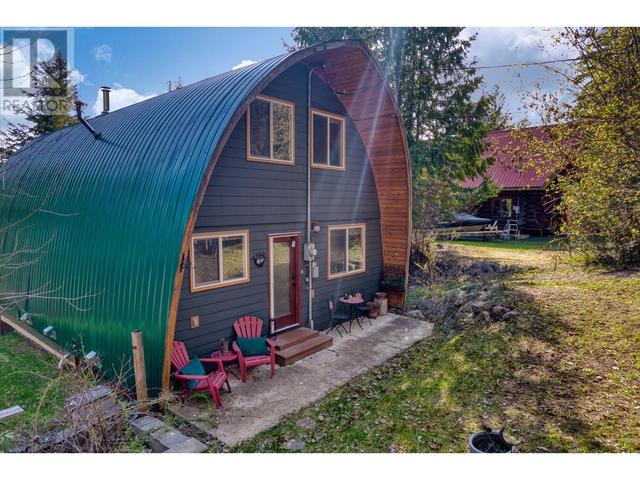 7456 Anglemont Way, House detached with 2 bedrooms, 2 bathrooms and 6 parking in Columbia Shuswap F BC | Image 64