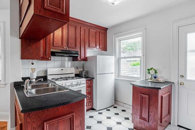 22 Alameda Ave, House semidetached with 3 bedrooms, 2 bathrooms and 0 parking in Toronto ON | Image 21