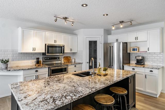 82 Cougarstone Circle Sw, House detached with 4 bedrooms, 2 bathrooms and 4 parking in Calgary AB | Image 2