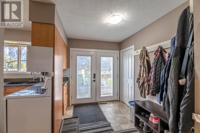 501 3rd Avenue, House detached with 4 bedrooms, 2 bathrooms and null parking in Keremeos BC | Image 4