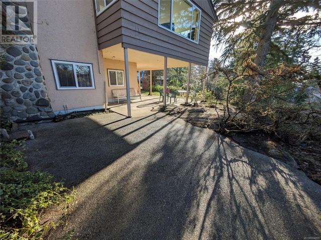 2831 Tudor Ave, House detached with 4 bedrooms, 3 bathrooms and 4 parking in Saanich BC | Image 6