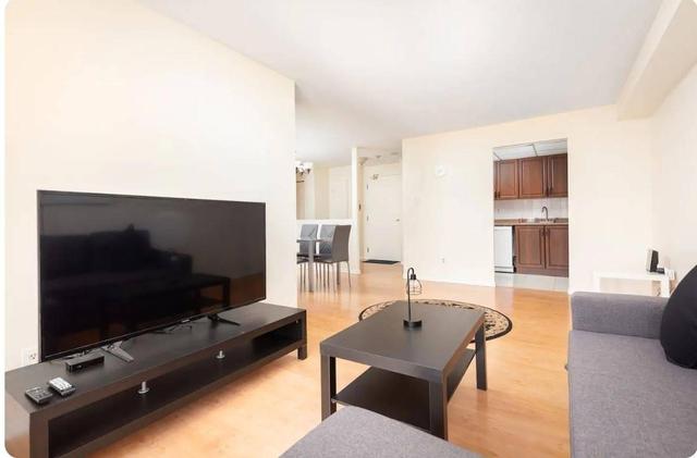 115 Hillcrest Ave, Condo with 2 bedrooms, 2 bathrooms and 1 parking in Mississauga ON | Image 2