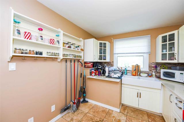24 Edgemont Dr, House detached with 3 bedrooms, 2 bathrooms and 4 parking in Brampton ON | Image 4