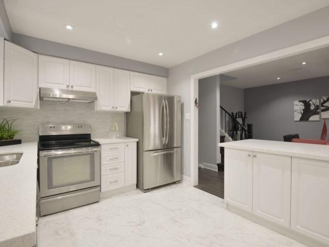 4042 Dunmow Cres, House semidetached with 4 bedrooms, 3 bathrooms and 3 parking in Mississauga ON | Image 9