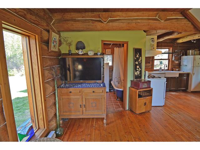 8907 Martens Road, House detached with 3 bedrooms, 2 bathrooms and null parking in Central Kootenay H BC | Image 17