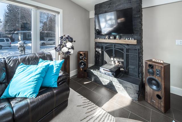 24 Gissing Drive Sw, House detached with 4 bedrooms, 3 bathrooms and 2 parking in Calgary AB | Image 12