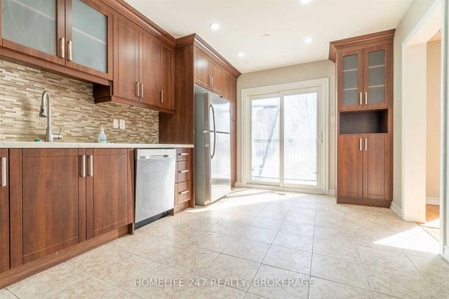 114 Daffodil Pl N, House detached with 3 bedrooms, 4 bathrooms and 8 parking in Brampton ON | Image 3