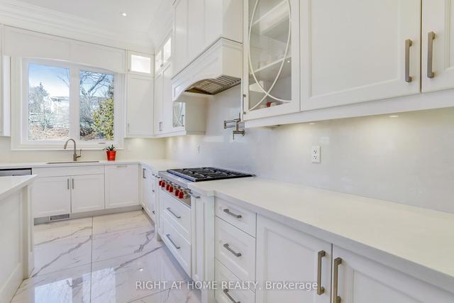 12 Hearthstone Cres, House detached with 5 bedrooms, 8 bathrooms and 8 parking in Toronto ON | Image 4
