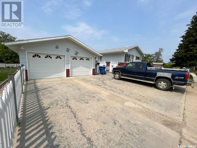 305 3rd Street, House detached with 3 bedrooms, 2 bathrooms and null parking in Star City SK | Image 5