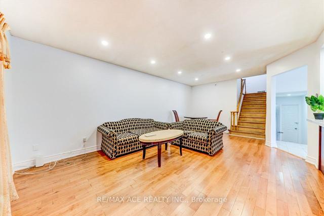124 Greenwich Sq S, House detached with 4 bedrooms, 5 bathrooms and 3 parking in Toronto ON | Image 35